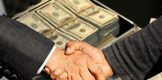 Czy można ładować etui ze słuchawkami w środku?